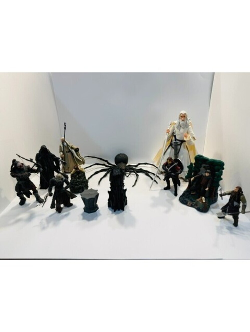 Lord of the Rings Toy Biz Action Figure Lot 12 Inch Gandalf White Shelob Saruman